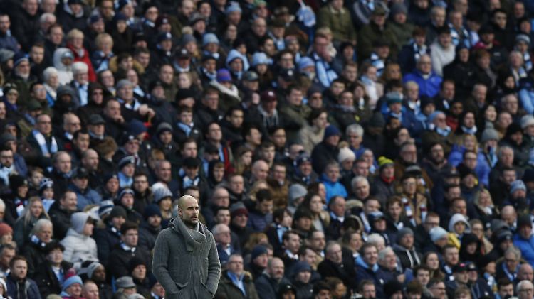 Wimmelbild: Pep Guardiola pinselt an einem teuren ManCity-Kunstwerk mit vielen feinen Nuancen.