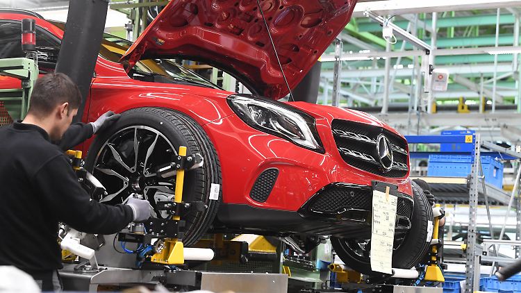 Weltweit mehr als 180.000 verkaufte Fahrzeuge im Monat: Blick ins Daimler-Werk Rastatt.