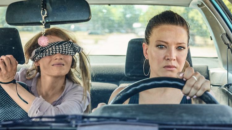 Franny (Karoline Herfurth) ist sicher nicht die Geisel, die sich Räuberin Mel (Hannah Herzsprung) gewünscht hat.