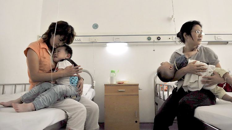 Chinesische Mütter mit ihren Kindern im Krankenhaus: Laut einer Studie kann ein KI-System gute diagnostische Ergebnisse erzielen.