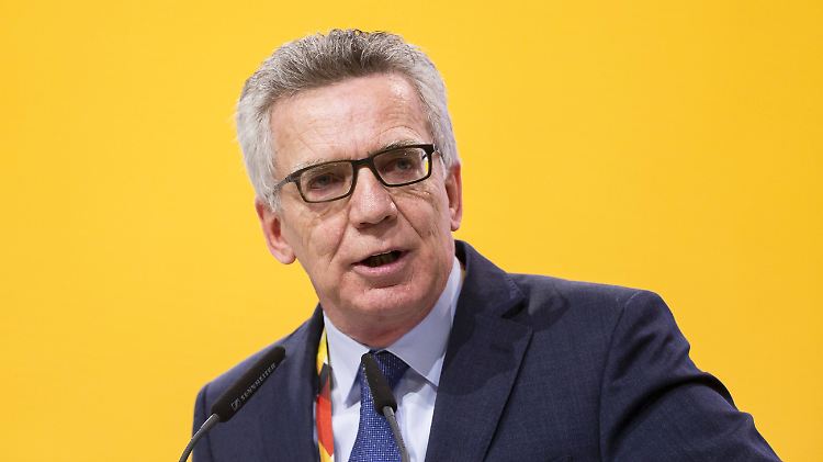 Der frühere Innenminister de Maizière räumt Versäumnisse der damaligen Regierung ein.
