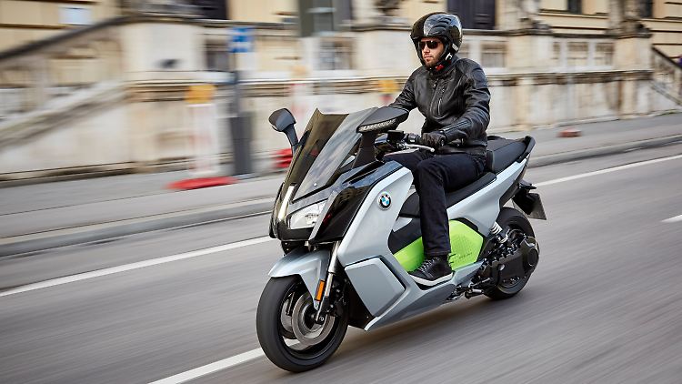 Seit 2014 bietet BMW mit der C Evolution einen potenten und emissionsfreien Maxi-Scooter an.