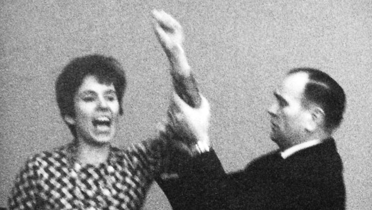 Nach Beate Klarsfelds Angriff auf Kurt Georg Kiesinger führt sie ein Ordner ab. Die Aktion macht sie auf einen Schlag weltberühmt.
