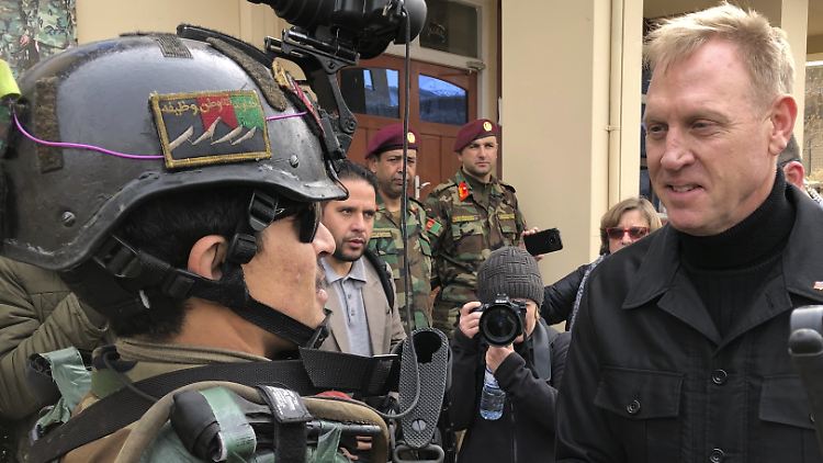Verteidigungsminister Shanahan wird von einem afghanischen Soldaten begrüßt.