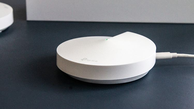 Ein TP-Link Deco P7 ist etwa so groß wie ein Rauchmelder.
