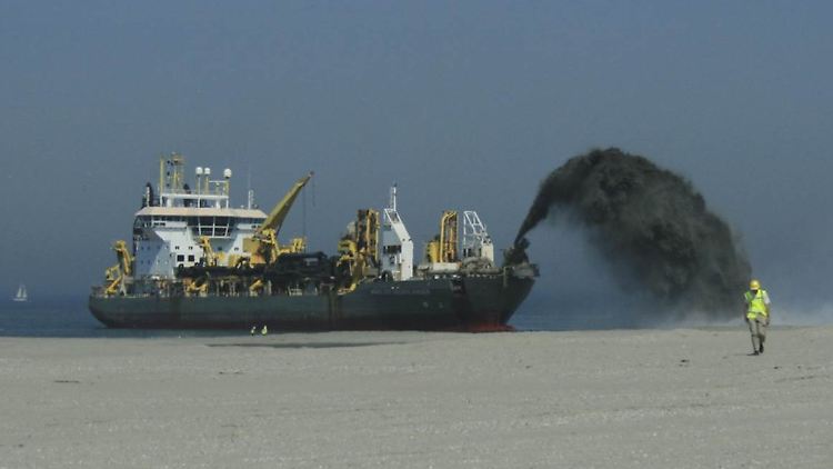 Ein Spülschiff an der Fundstelle der Affenknochen in der Nordsee.