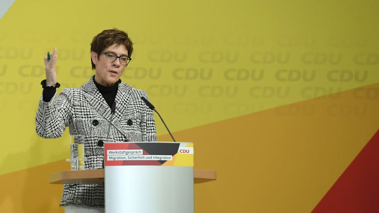 "Wir müssen alles daran setzen, dass sich so was wie 2015 nicht wiederholt", sagte CDU-Chefin Annegret Kramp-Karrenbauer.