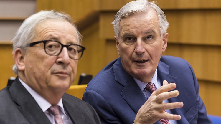 Jean-Claude Juncker und Michel Barnier unterhalten sich während einer Plenarsitzung im Europäischen Parlament.