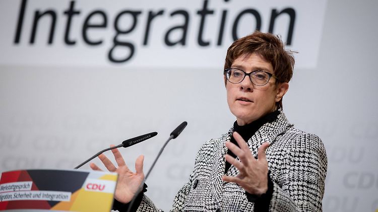 CDU-Chefin Annegret Kramp-Karrenbauer hat ein "Migrations-Monitoring" gefordert. 