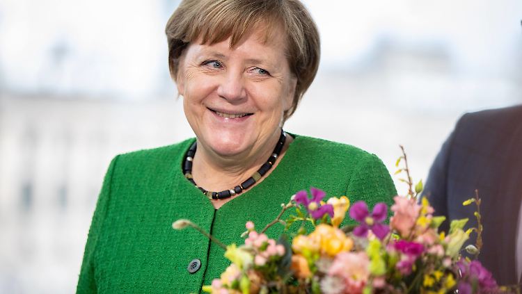 Während in der CDU-Zentrale die Werkstattgespräche liefen, erhielt Bundeskanzlerin Merkel im Kanzleramt einen Blumengruß vom Zentralverband Gartenbau (Anlass: der Valentinstag am 14. Februar).