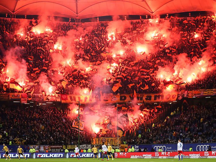 Viele der rund 8000 Dynamo-Fans ließen den Gästeblock im Volksparkstadion in rot erleuchten.
