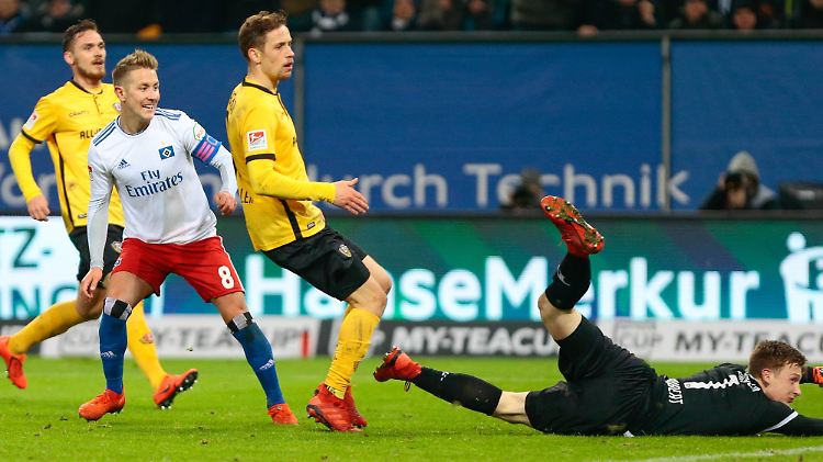 HSV-Kapitän Holtby (2.v.l.) schoss das Tor des Tages gegen Dynamo Dresden.