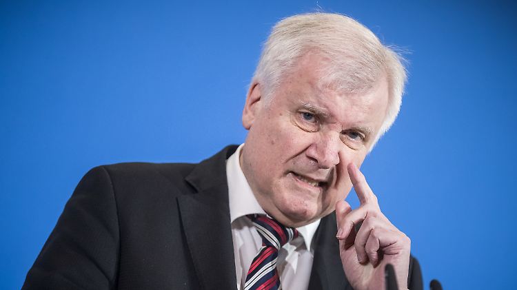 Seehofer betont: "Die Prüfung gilt ganz generell, für Rechts- wie für Linksradikale, unabhängig von der jüngsten AfD-Entscheidung des Bundesamtes für Verfassungsschutz."