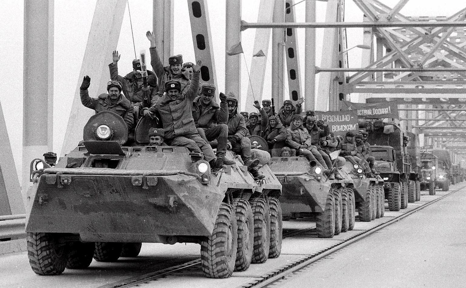 Ende eines misslungenen militärischen Engagements: Am 15. Februar 1989 verlassen die letzten sowjetischen Soldaten Afghanistan. Sie überqueren eine Brücke, die über den Grenzfluss Amudarja führt. 