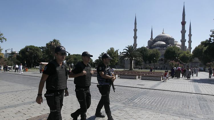Polizisten patrouillieren in Istanbul.