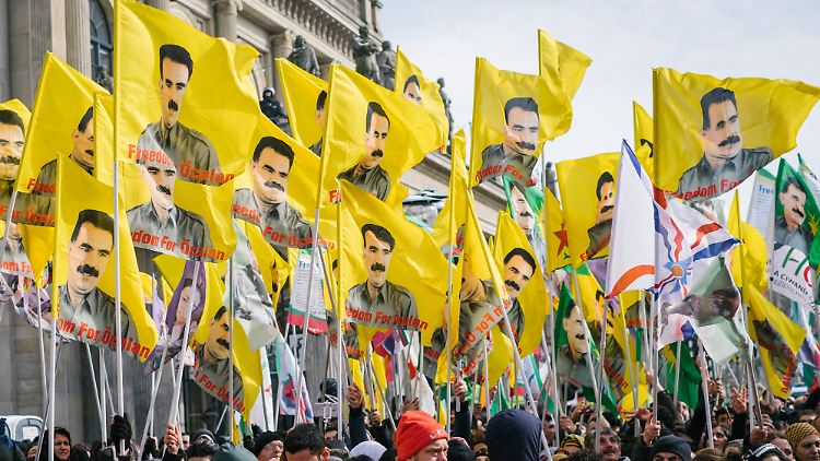 Betriebe aus dem PKK-Umfeld: Verbotene Fahnen mit dem Porträt des PKK-Führers Öcalan, hier bei einer Demo in Hannover (Archivbild).
