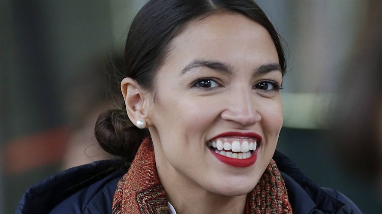 Alexandria Ocasio-Cortez arbeitete einst als Barfrau - nun empfiehlt sie politische Cocktails.