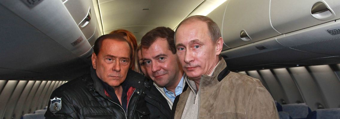 Gemeinsame Besichtigungstour: In Sotschi überzeugten sich Silvio Berlusconi (links), Dimitri Medwedew und Wladimir Putin (rechts) persönlich von Qualität und Verarbeitung des Interieurs.