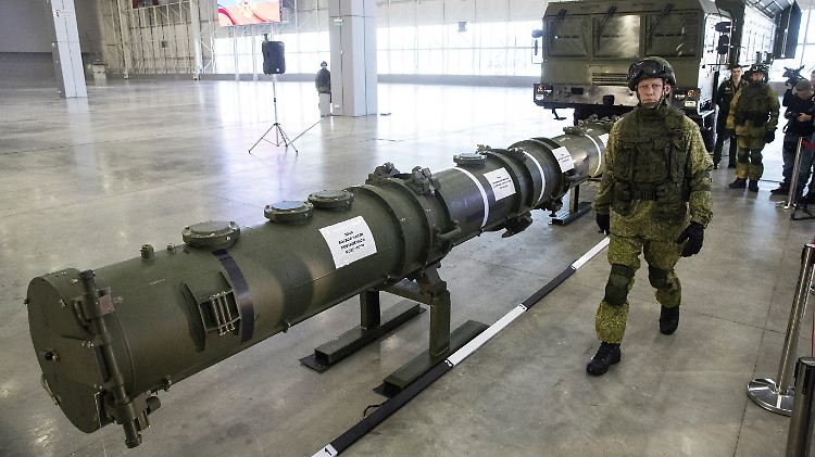 Ein russischer Offizier neben einem Marschflugkörper vom Typ 9M729.
