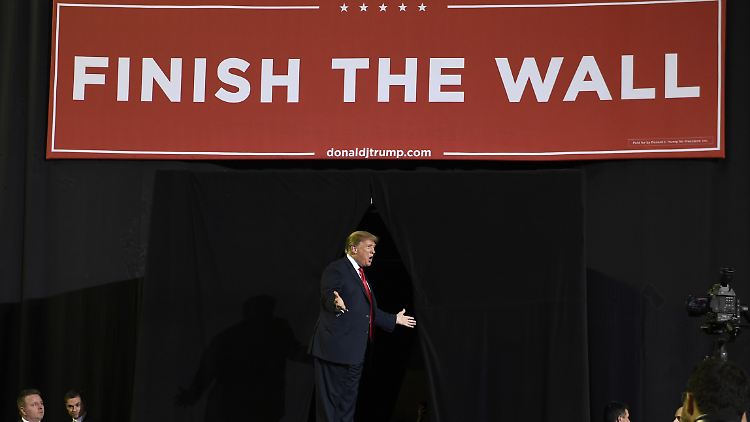 Trump weigert sich, ein Haushaltsgesetz zu verabschieden, wenn er das Geld für die Mauer nicht bekommt.