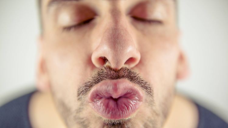 Am Valentinstag wird natürlich auch viel geküsst. Die Lust aufs Küssen entsteht durch das Zusammenspiel vieler Hormone und hat neben dem Wohlfühleffekt auch Vorteile für die Gesundheit.