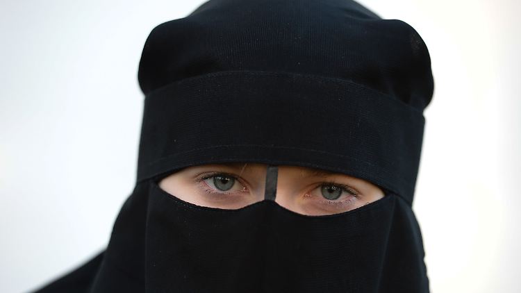 Im Gegensatz zur Burka, die das Gesicht völlig verdeckt, lässt der Niqab die Augen frei.