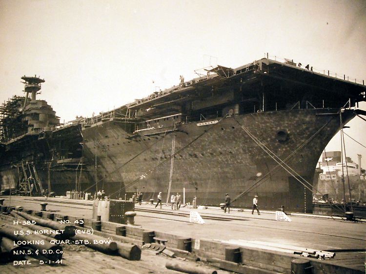 Historische Aufnahme aus dem US-Marinemuseum: Die "USS Hornet" (VC-8) am Kai in Newport, Virginia.