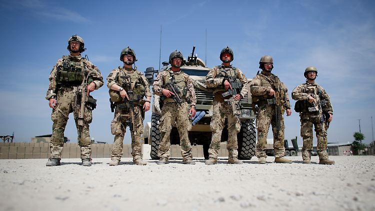 Bundeswehrsoldaten im Feldlager in Kundus. 