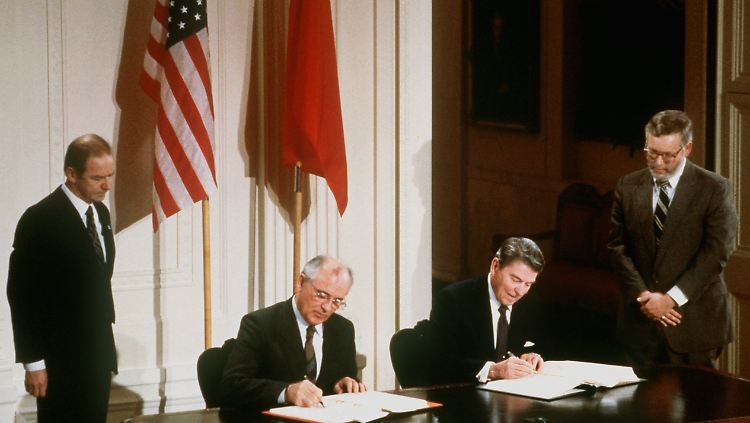 US-Präsident Reagan und Parteichef Gorbatschow unterzeichneten 1987 den historischen INF-Vertrag. 