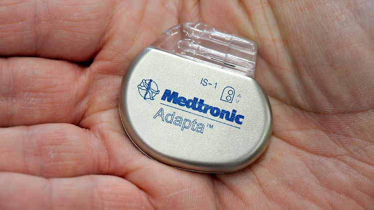 Ein Herzschrittmacher des Unternehmens Medtronic. (Archivbild).