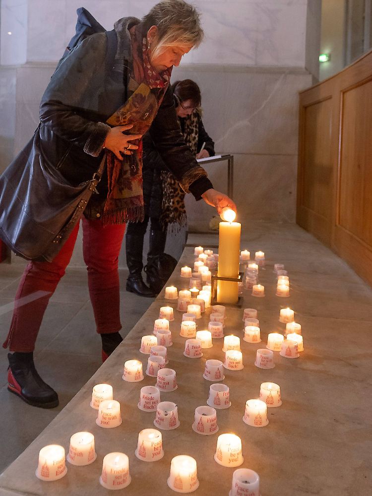 Kerzen vor der Dresdner Frauenkirche - dem Sinnbild der Zerstörungen durch den Zweiten Weltkrieg.