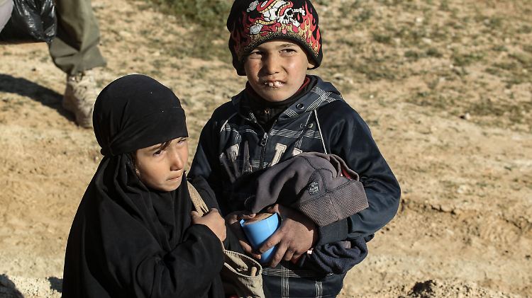 Zwei Kinder fliehen aus dem umkämpften Dorf Baghus. In der finalen Schlacht benutzen IS-Terrorkämpfer die  Dorfbewohner als Geiseln. 
