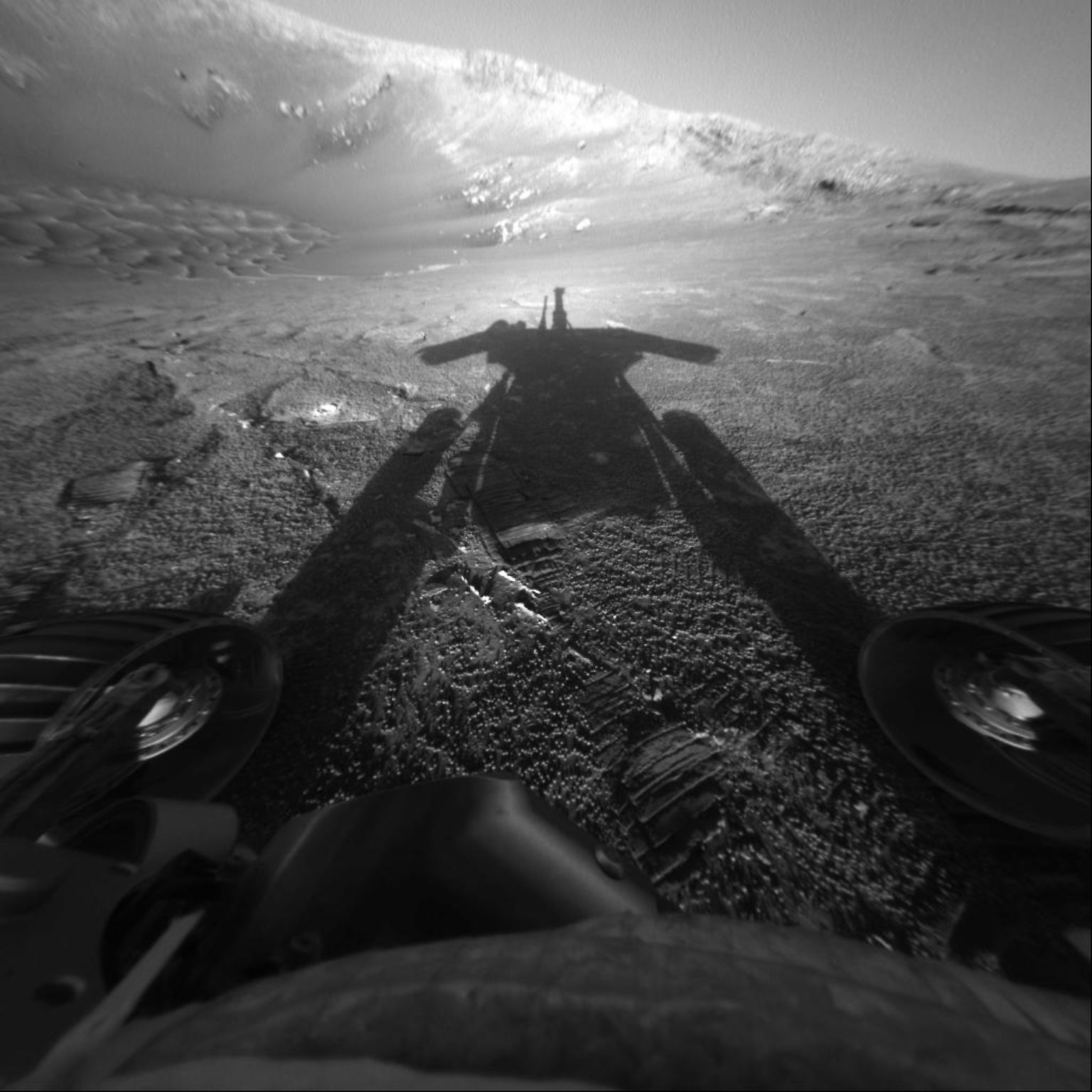Dramatische Pose: 180 Marstage nach seiner Landung, im Juli 2004, macht Rover "Opportunity" dieses Foto. Es ist eines von mehr als 200.000, die in seiner 15-jährigen Mission entstehen.