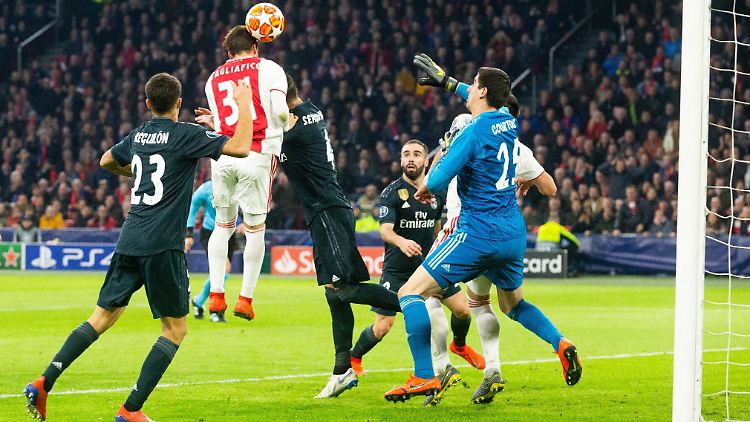 Dusan Tadic im Abseits? Zu diesem Schluss kommt der Videoschiedsrichter in der 37. Minute.