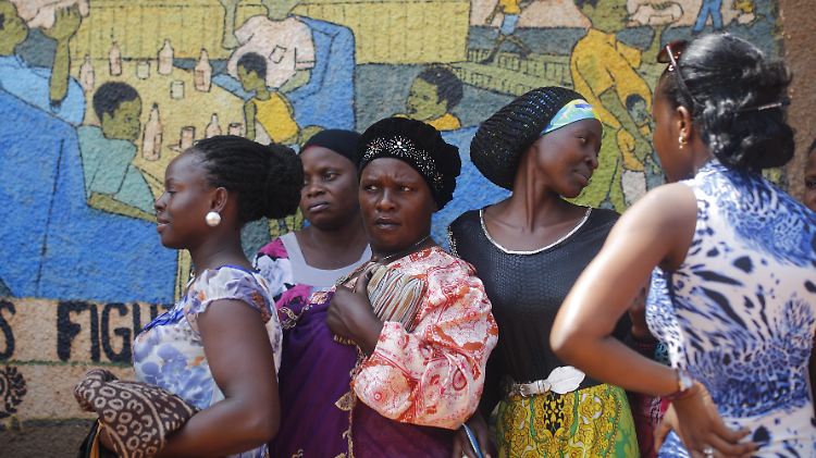 Mit seinem Vorschlag, mit der Schönheit der Frauen zu werben, hat sich Ugandas Tourismusminister viel Kritik eingefangen.