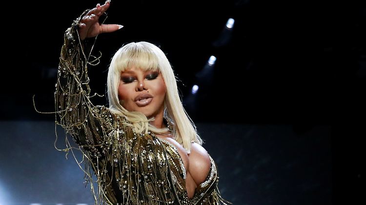 Irgendwas stimmt mit der Nase nicht: Lil' Kim während der Fashion Week in New York.