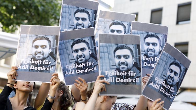 Auf Demonstrationen wurde die Freilassung Demircis gefordert.