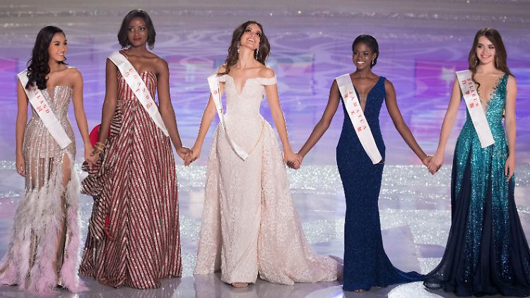 Quiin Abenakyo (2.v.l.) bei der Wahl zur "Miss World 2018" in China.