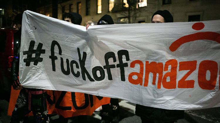 Mit deutlichen Worten protestieren diese New Yorker im Dezember gegen Amazon.