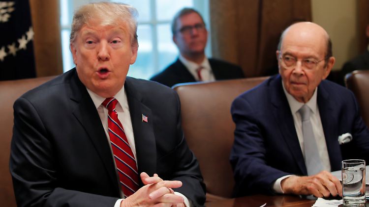 Donald Trump und Handelsminister Wilbur Ross.