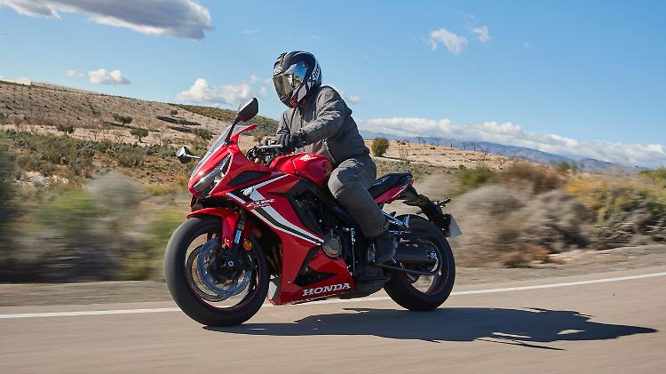 Die Honda CBR650R taugt hervorragend für den Spagat zwischen Tour und Sport.