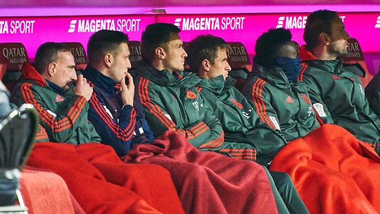 Franck Ribéry (l) beobachtet das Spiel der Bayern dieser Tage auch meistens von der Bank aus.