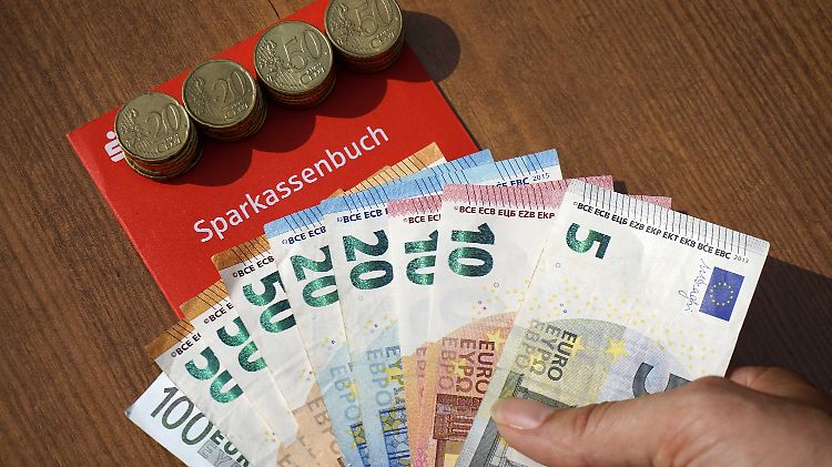 Bankkonten haben theoretisch ewig Bestand. Verfügungsberechtigt sind der oder die Erben.
