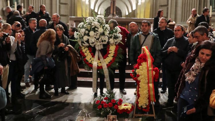 An Francos 43. Todestag wurde im vergangenen Jahr an seinem Grab in einer Basilika im "Tal der Gefallenen" eine Messe für den Diktator gefeiert.