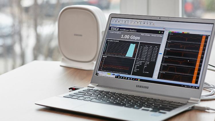 Ein 5G-FWA-Empfänger neben einem Laptop.