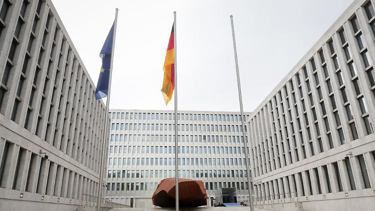 Vor der gerade eröffneten BND-Zentrale sieht man die Flaggen der EU und Deutschlands.