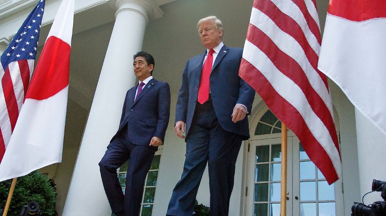 Im Sommer hielten Abe und Trump eine gemeinsame Pressekonferenz im Rosengarten des Weißen Hauses ab.