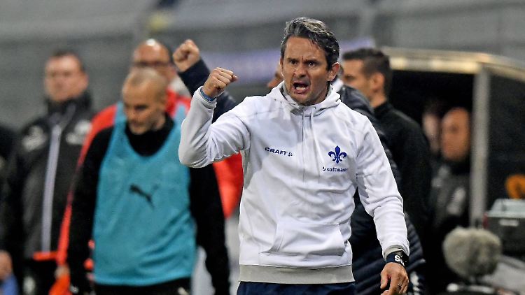 Lilien-Trainer Dirk Schuster bejubelt einen wichtigen Punkt in Sandhausen.