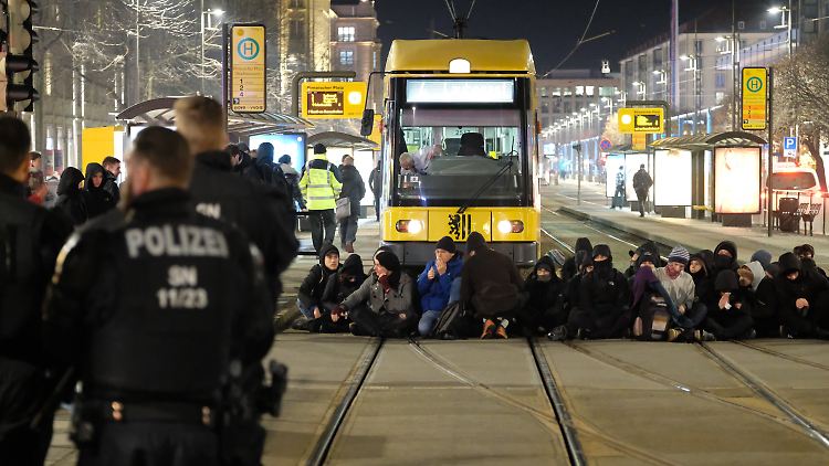 Polizisten trugen die Gegendemonstranten von der Straße.