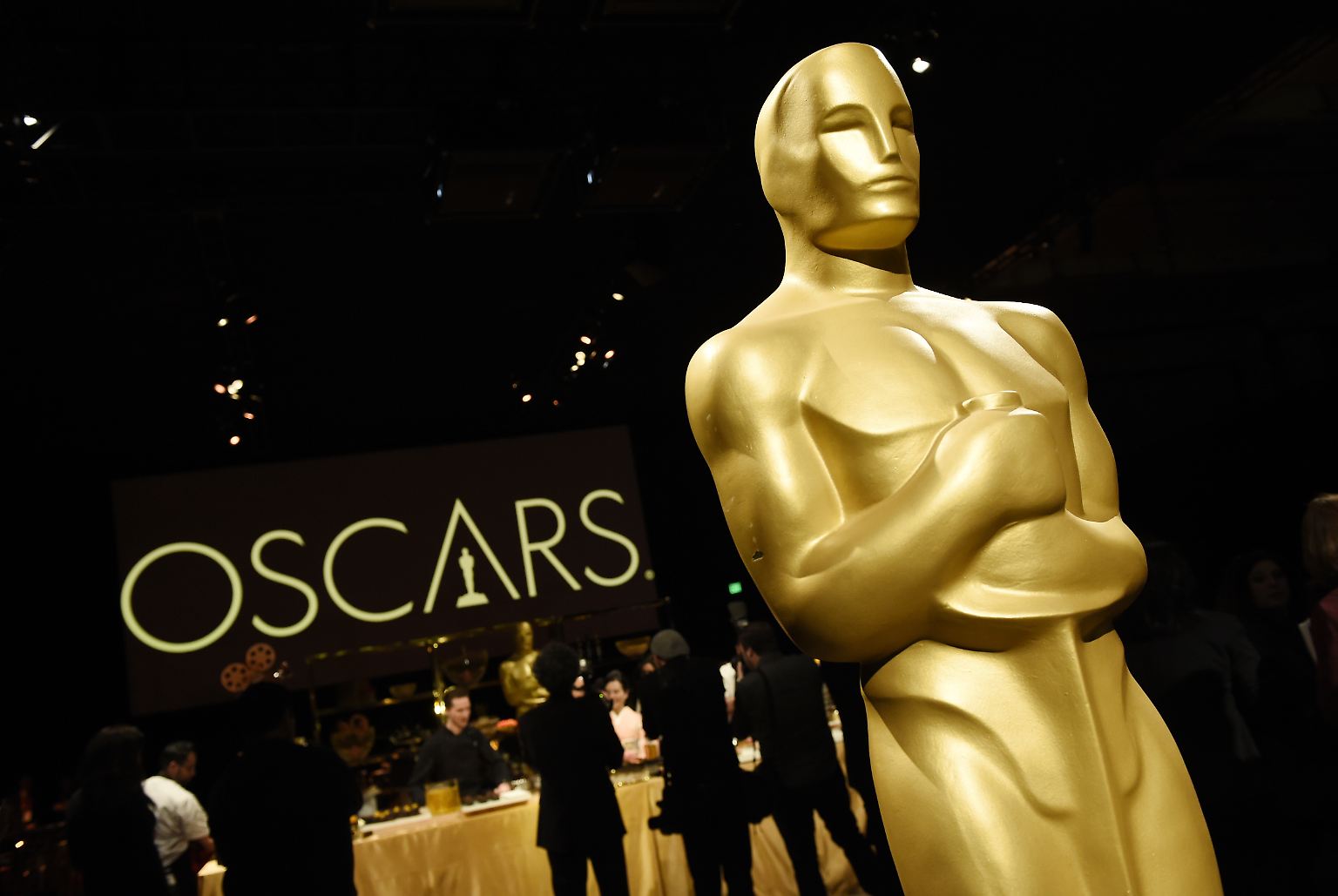 Es ist so weit: Die Oscar-Verleihung steht vor der Tür. Der Goldjunge ist ein Zeichen für Erfolg im Filmgeschäft. Einigen Gewinnern beschert er aber auch Pech in der Liebe: Mehrere Promi-Beziehungen sind unmittelbar nach der Preisverleihung gescheitert.